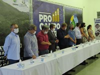 Dois atos em um único evento marcaram a noite de ontem (23) em Campo Magro.